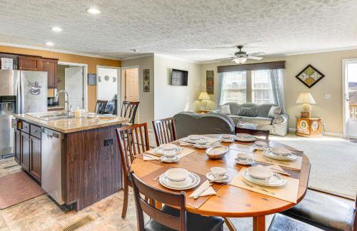 Near Hiking! Mtn-View Midway Home with Deck - Foto 3