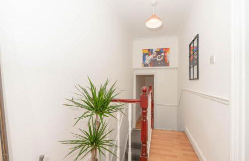 Xtra Large 4 Bedroom House with Heating Sleeps 14 Near Station and ExCeL - Foto 30