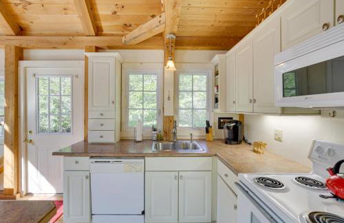 Frye Island Family Cabin with Lake and Beach Access! - Foto 10