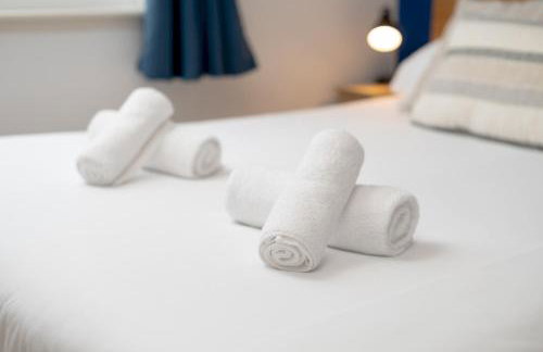 Stylish 2-Bed Flat with Balcony Near Haymarket - Pass the Keys - Foto 25