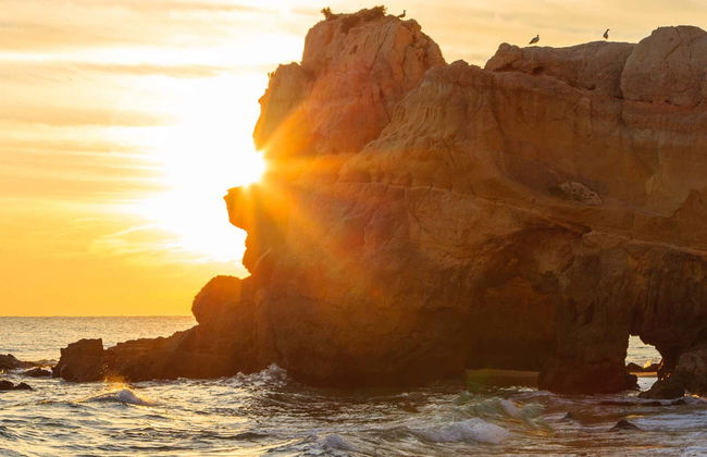 Paseo en barco por las cuevas de Benagil al amanecer o atardecer - Foto 1