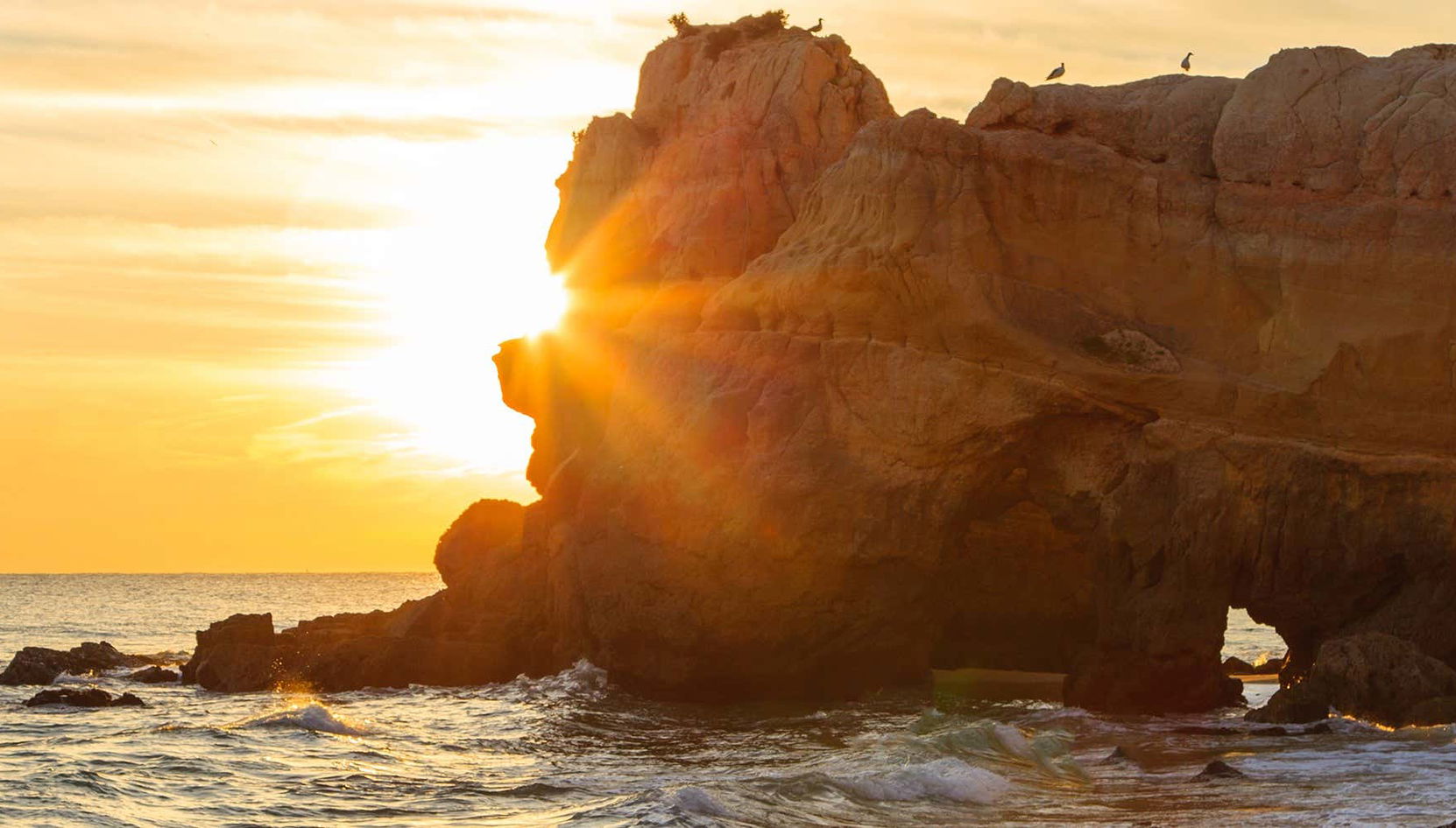 Passeio de barco pelas grutas de Benagil ao amanhecer ou entardecer