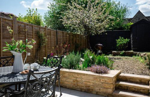 Gleneda Cottage - a renovated, traditional Cotswold cottage full of charm with fireplace and garden - Photo 27