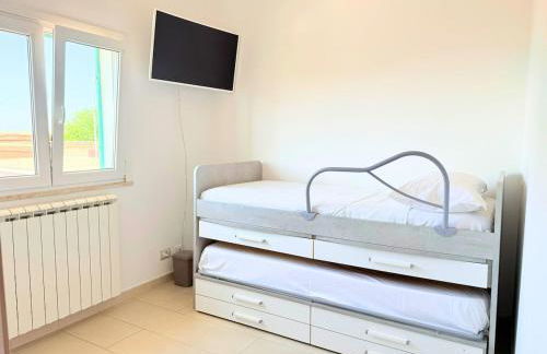 Azure Oasis with parking near the airport & beach - Foto 10