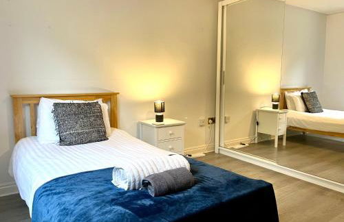 Large 5 bed detached house near Stansted Airport with Parking for 2 vehicles! Stansted Stays - Foto 19