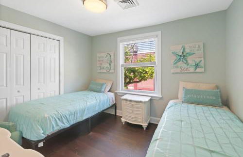 Dazzling Bungalow within 2 Blocks of Beach - Foto 25