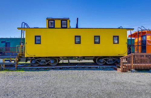 Couples Escape in Railcar, 13 Mi to Mount Rainier! - Photo 1