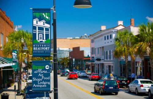 Gritz & Giggles, Where Southern Charm Meets Belly Laughs - Foto 17