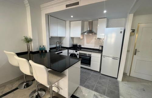 Heart of Puerto Banus newly renavated Free parking , WIFi ,Pool,Gym,Padel court - Photo 2