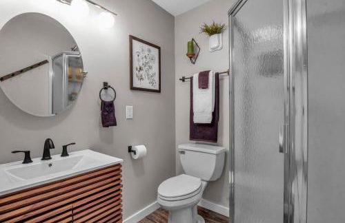 Modern Townhome with Decks Fireplace & Mountain Views - Foto 27