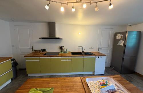 Maison renovee en pierres séjour spacieux avec jardin et terrasse aménagée près Omaha beach & Bayeux à 5mn de la mer tous commerces - Foto 4