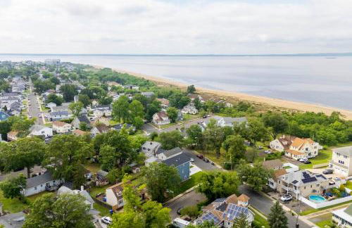 Walk to Keansburg Beach! Family Home with Pool - Foto 33