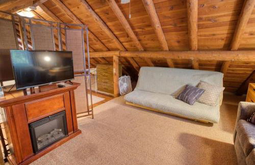 Charming Log Cabin in Tall Pines with Fire Pit Near Trails & Lake - Foto 21