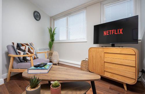 Cozy Waterfront Apartment - Free Parking & Wi-Fi - Photo 43