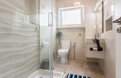 Almada Lisbon em frente dos transportes públicos - Foto 16