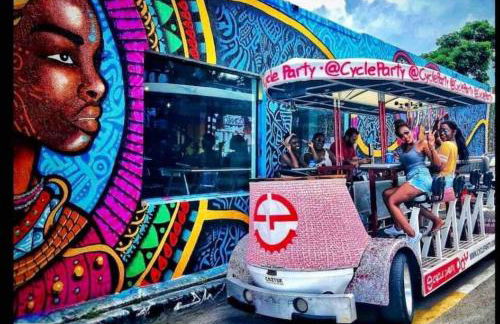 Escape GameRoom, BAR, BBQ, Spacious,KING Bed, All Luxury mattresses, Near Beach, 6 blocks away from Bars, Nite Clubs, Res, Shops - Photo 49