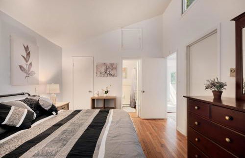 Renovated cabin w hot tub & deck - Foto 18