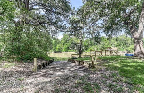 The San Bernard River waterfront provides private access to a spa, boat ramp, and jet skiing - Photo 20