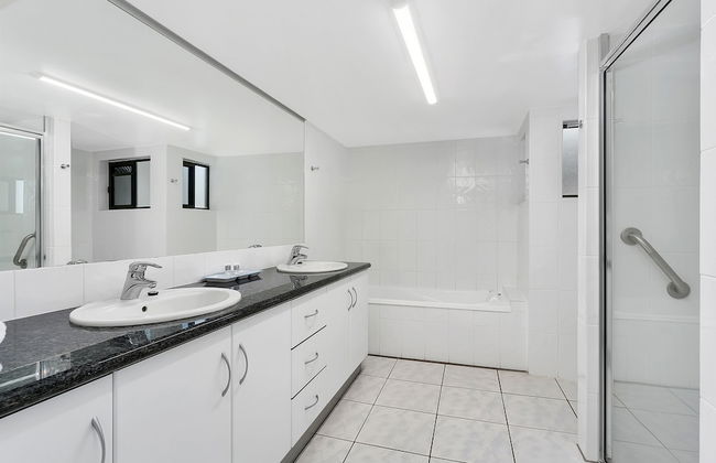 Roydon Beachfront Apartments - Photo 36