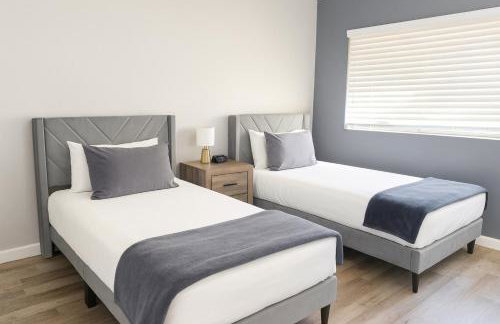 Fresh & Fun! Vegas 4BR w Heated Pool, Dog Friendly - Photo 19