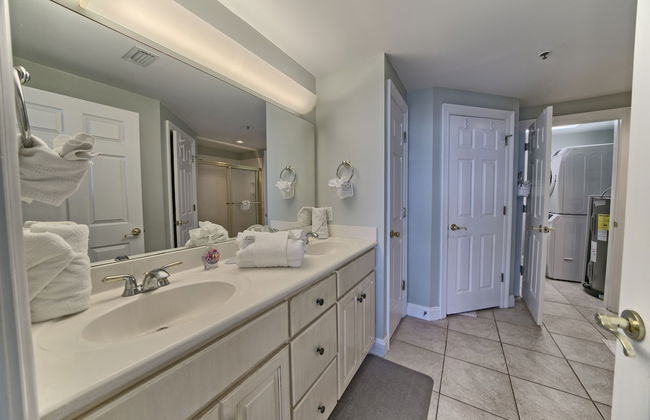 Luxurious Beachfront Condo with Beachside Pool Access and Free WiFi - Unit 1202 by RedAwning - Foto 22