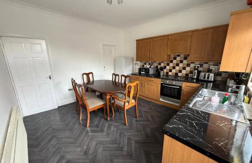 Leeds Serviced Accommodation - Apartments - 3 Bed House-Close To Centre -M621 & M1 - Contractors - Business Travellers - Families - Photo 5