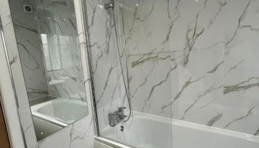 Luxury 2 Bed Apartment, Sleeps 6 with Sofa bed, Close to Sale Town & Tram Station - Photo 4