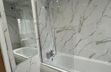 Luxury 2 Bed Apartment, Sleeps 6 with Sofa bed, Close to Sale Town & Tram Station - Photo 4