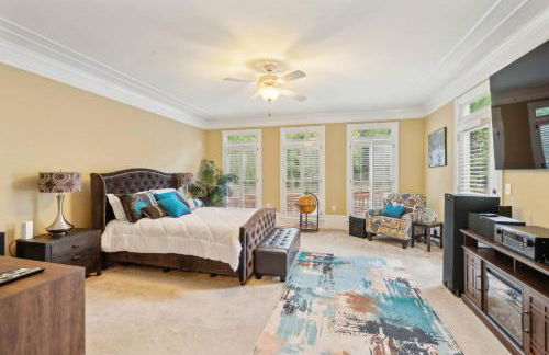 Elegant 5BR Retreat Pool & Yard - Foto 13