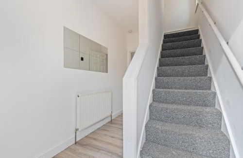 Centrally Located 4BR House By Hyped Properties Short Term Rental Agency With Free Parking Wolverhampton - Foto 39