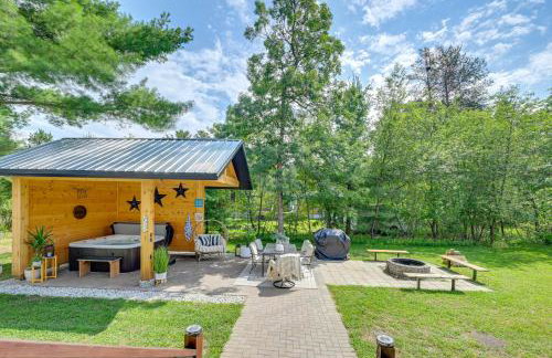 Private Hot Tub, Deck! Group Getaway in Friendship - Foto 20