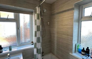 Cosy 2BR Home with Garden & Parking - Foto 52