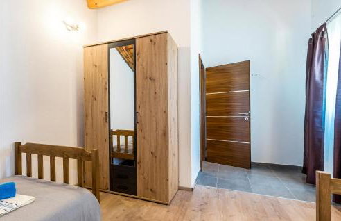 Awesome Home In Unesic - Foto 27