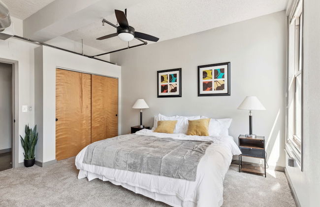 Spacious 2BR Downtown Retreat - Photo 14