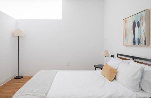 Chic East Side 1BR Apt with Balcony, Pool, and Gym - Foto 13