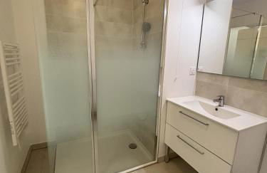 Very comfortable air-conditioned 2 rooms with direct beach access and a free parking - Foto 16