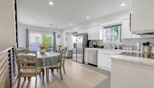 Modern Apartment in Studio City - Photo 3, stove, dishwasher, pet friendly, toaster, minibar