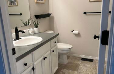 Cozy North Keizer Retreat with fireplace - Foto 9