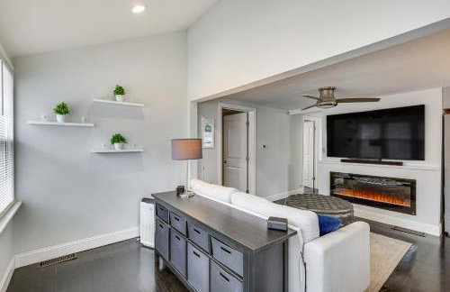 Modern Terryville Cottage with Deck and Lake View! - Foto 1