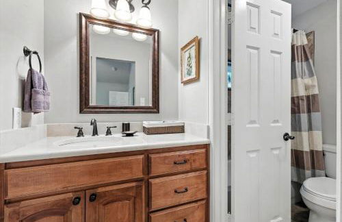 Lewisville Luxe Pool Getaway - Patio BBQ TV Room - Foto 37