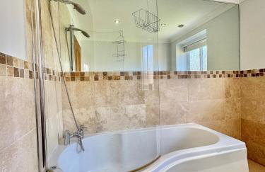 Stunning 7 Bedroom Escape Near New Forest and Beach - Large Garden - Serene Setting - Sleeps 14 - Foto 44