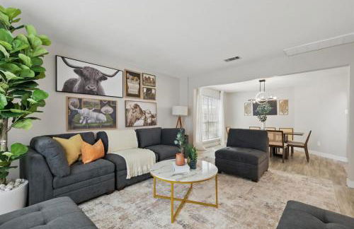 4BD Tropical Pool Oasis with a Game Room - Photo 8