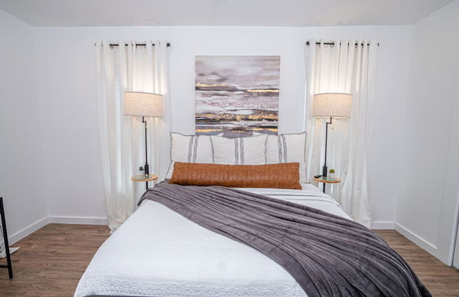 Huge Remodeled 5BR 4BA House Sleeps 20 Downtown - Photo 21