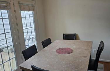 Spacious Townhouse near DC Airport Work Friendly - Foto 6