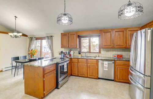 Peek-a-Boo Lake Views and Yard Windham Home - Foto 9