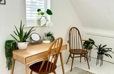 Stunning 3 bedroom & 2 bathroom cottage with patio - Foto 14