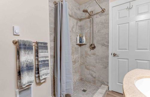 Adorable new studio with free parking and WiFi - Foto 22