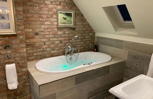 Luxury Boutique Country Cottage With Hot Tub - Photo 10