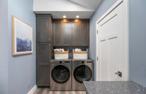 Distinguished Oceanfront Point Estate with Iconic Beach Mountain Vistas - Foto 79