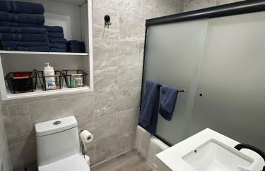 2BR Gem: Modern Comfort & Style - Foto 15